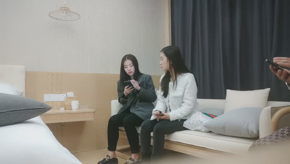 利利堅辛苦甜美風騷。 香豔性愛，配合默契，今夜盡享齊人之福