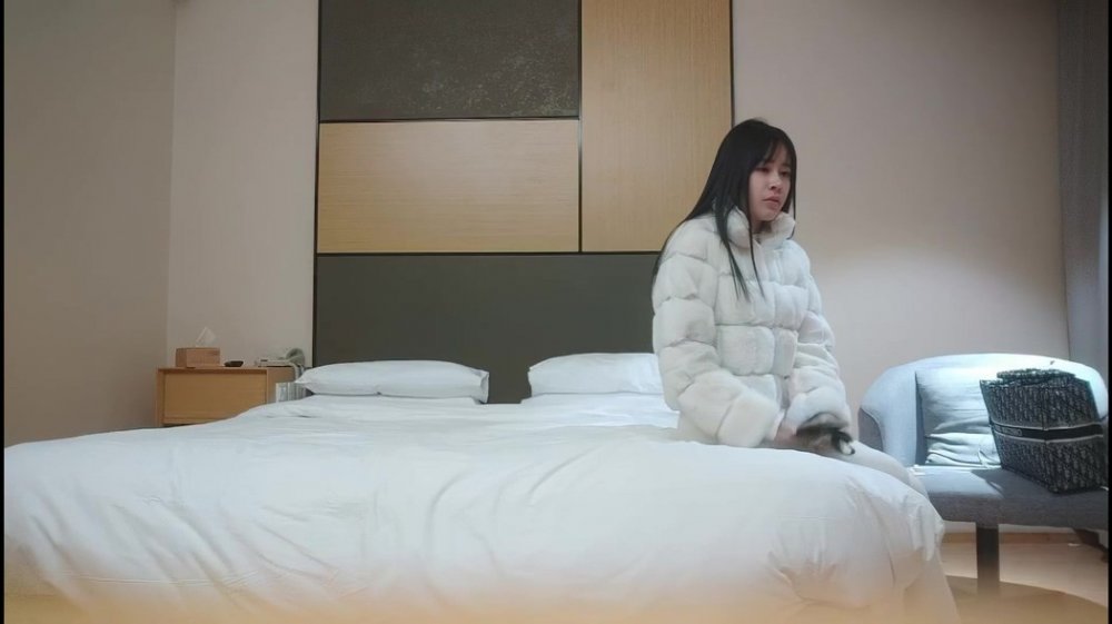 文靜乖巧頂級美妞，自帶情趣女僕裝，側躺著大屌插嘴，開檔黑絲張開雙腿爆插