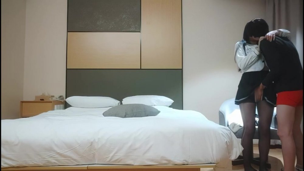 JK裝短裙黑絲極品女神，隔著內褲磨蹭小穴，換上女僕裝跪地深喉，懟著大屁股交叉姿勢就是操