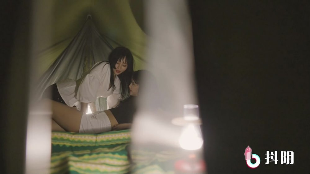 抖陰旅行射第3期DYTM003董小宛姐妹花和兩個驢友張家界野外露營帳篷里野戰