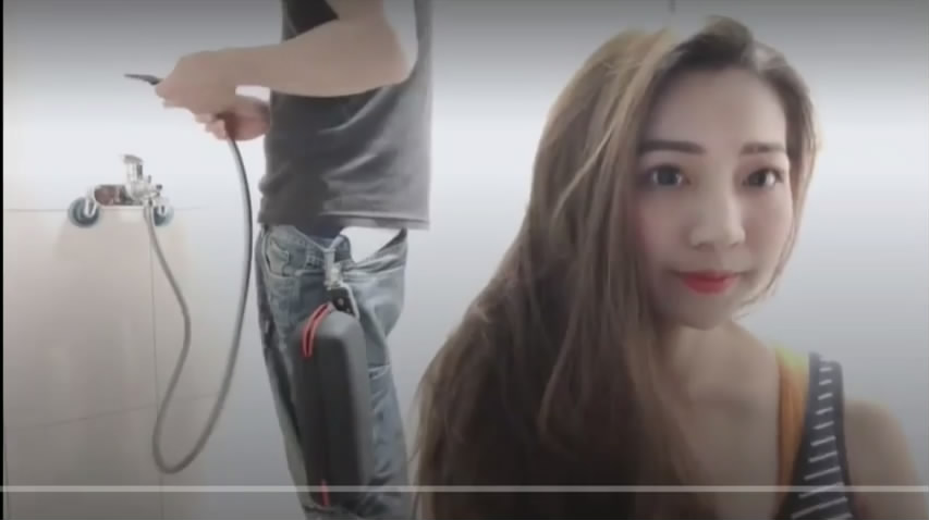 身材火辣的模特美女家裡花灑頭壞了找師傅來維修勾引他在浴室裡激情國語對白