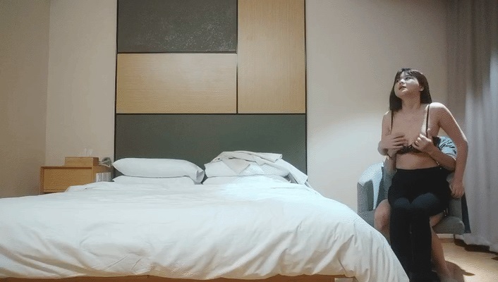 深夜第四炮 性感肚臍裝美女 坐在身上揉捏奶子 屁股磨蹭有點騷 舔逼懟著騷穴大力猛操