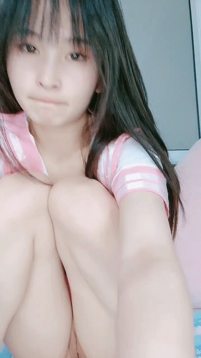 02年一臉懵逼超嫩小姐姐 情趣學生制服 無毛粉嫩小穴 假屌猛插翹起屁股特寫 上位騎乘搞得很濕
