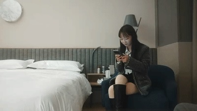 02年乖巧甜美嫩妹 忍不住隔內褲摸穴 穿著高筒靴操逼 翹起屁股猛頂 太舒服嬌喘不斷