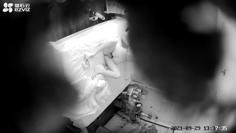 螢石雲欣賞大中午青年男女開房滾床單長髮美女身材真好全程主動女上搞完了