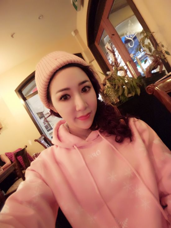 女神范極品高顏值性感大胸美女在公寓被包養她的土豪虐操，先指奸爽到噴水后又插她菊花，最後用大屌把她操的呻吟浪叫