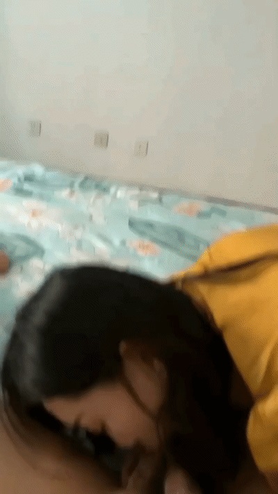 高顏值美騷婦口活吃雞，風韻阿姨，按住她的頭就是深喉，抵抗也沒用，誰讓你騷