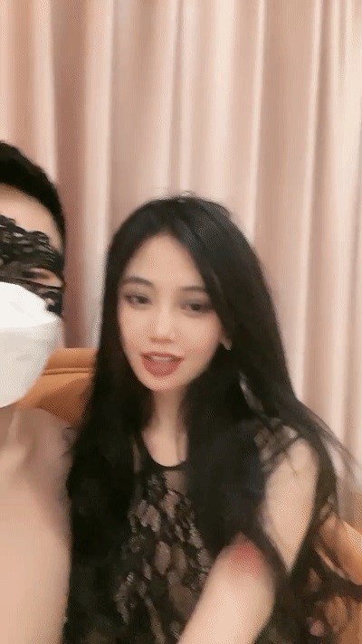 今日剛播港颱風00后模特滿分顏值頂級美腿， 跪在地上深喉，道具爆菊無毛騷逼