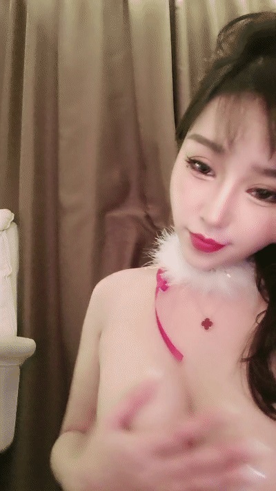 身材好到爆炸豐乳肥臀美妞，長相妖豔喜歡誘惑，一線天饅頭逼，黑色網襪脫下丁字褲