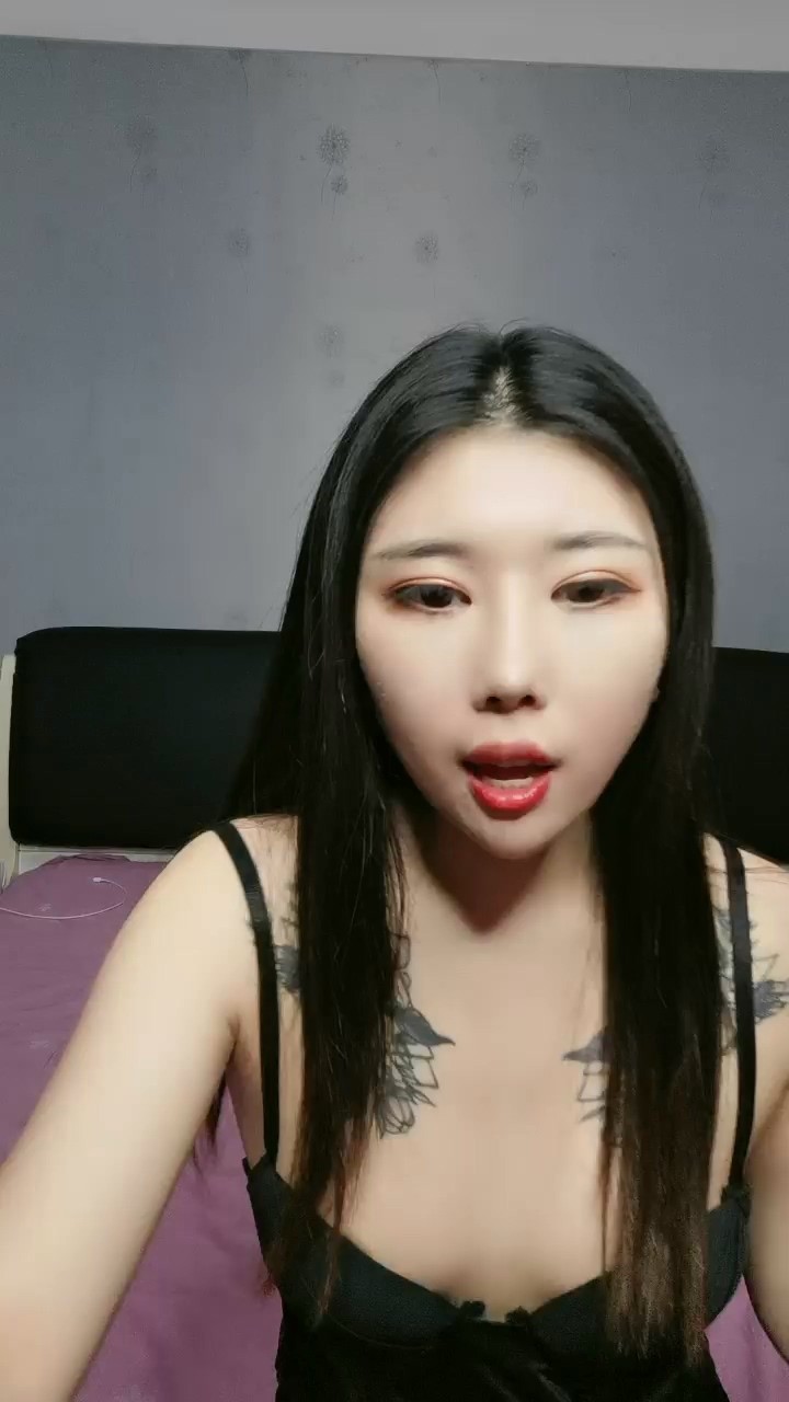 性格健談很會聊天黑絲白虎女神，無套啪啪做愛，坐在蛋蛋上壓爆他，花樣打樁真爽