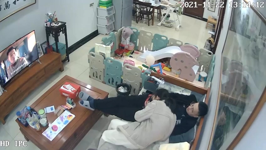 【家庭攝像頭】年輕夫妻在家看電視，男的性致來了掏出雞巴就讓媳婦上來口