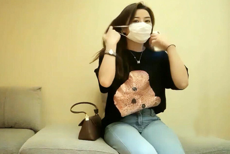 禦姐摘下口罩的瞬間，太美了吧，還是個大奶子女神，小哥動手摸了摸之後連誇手感好