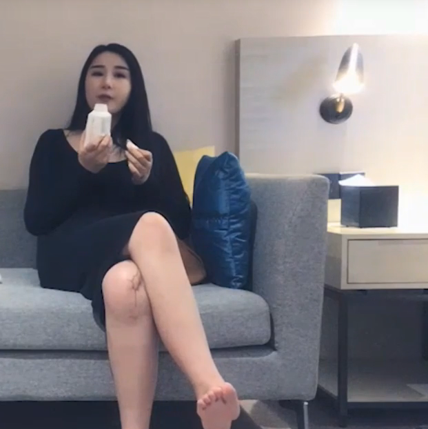 探花系列，寸頭猛男老哥約啪圓臉美少婦，從沙發搞到床上，大哥正興起，被小姐姐催促到點了，快射