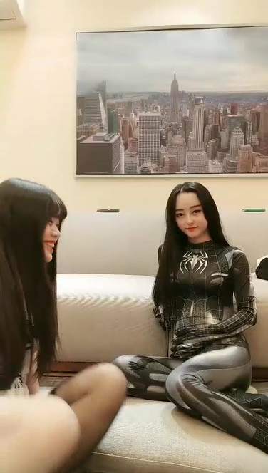 極品熱巴高顏值妹子蜘蛛俠緊身衣雙女自慰啪啪，張開雙腿道具抽插特寫口交騎坐猛操