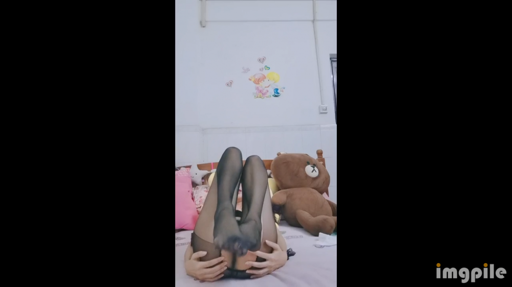 冷豔美女小姐姐開檔黑絲揉穴自慰 ，抬起修長美腿掰穴揉搓
