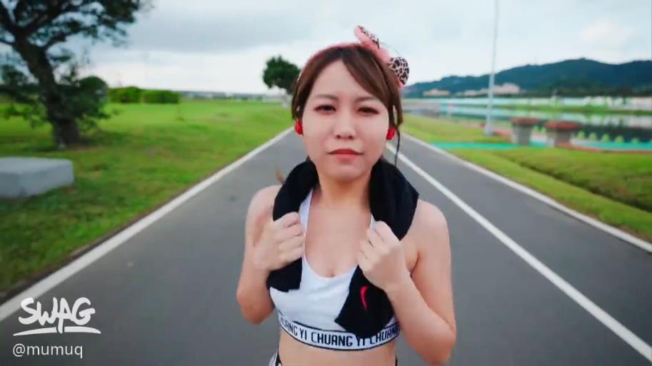 嬌小女孩公園晨跑 癡漢尾隨進公廁 二連發不顧 外面一堆路人聽見抱起來超激烈啪啪