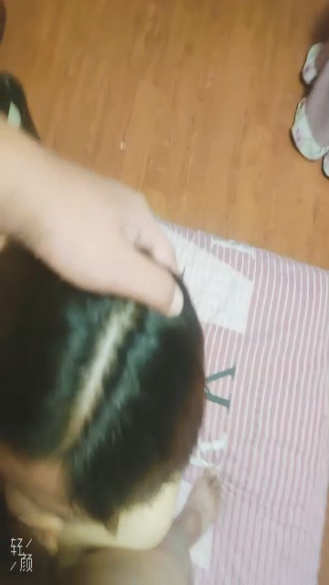 新疆夫妻，邀請單男一起來家裡3P，騷妻跪舔吃兩根，洋洋得意的滿足表情，像吃菜一樣香！