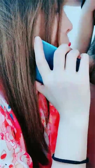 穿著粉紅色小碎花的氣質美少婦和炮友啪啪操逼做愛，一頓爆操之下白漿四濺，電話之下更加刺激
