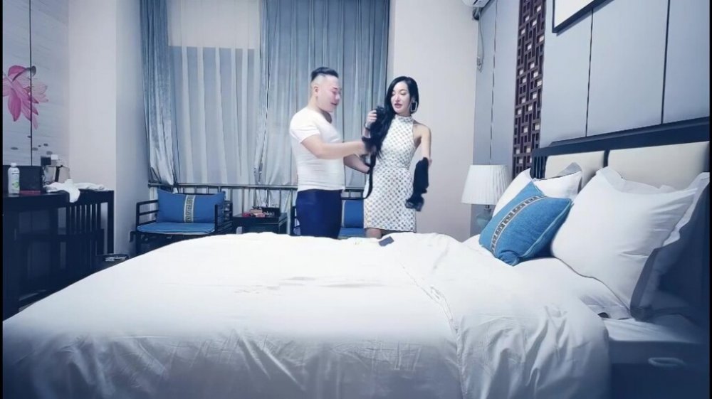 子龍尋花趙總約包臀裙網紅妹，舌吻調情穿上超性感情趣裝