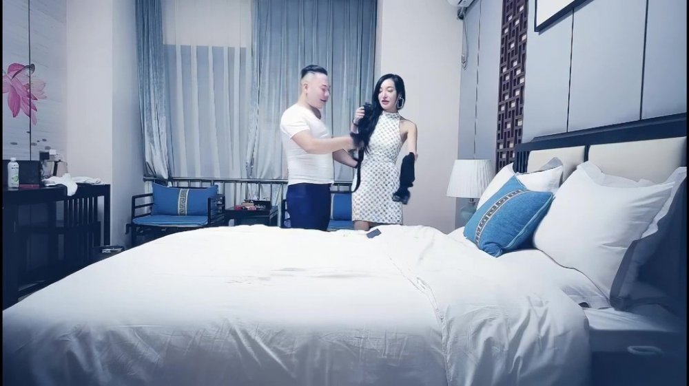 [MP4/418MB] 約包臀裙網紅妹，舌吻調情穿上超性感情趣裝，脫掉高跟鞋雙腿肩上扛，激情打樁妹紙爽了