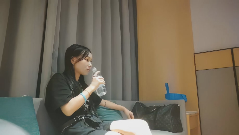 租豪車釣拜金女，新晉泡良大神，漂亮小姐姐豪車上好開心，酒店開房激情啪啪