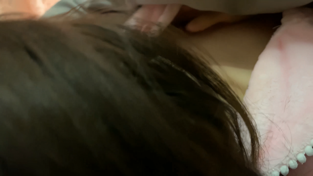 約操在校大學生小女友，撩起被子掰穴毛毛濃密，翹起雙腿埋頭舔逼，舔屌吸吮有點生疏