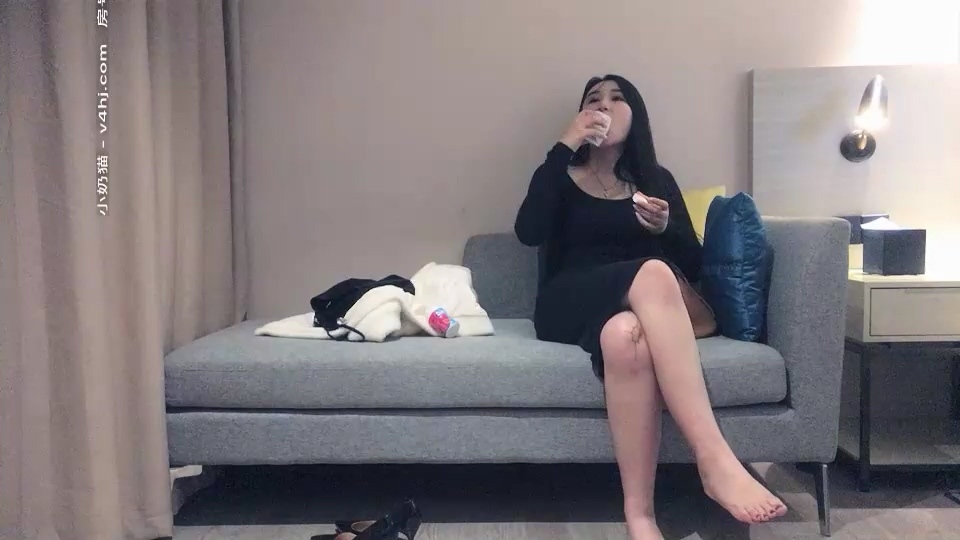 黃先生今晚硬邦邦探花肌肉男代班性感大奶妹，沙發上操穿上情趣裝口交抽插猛操