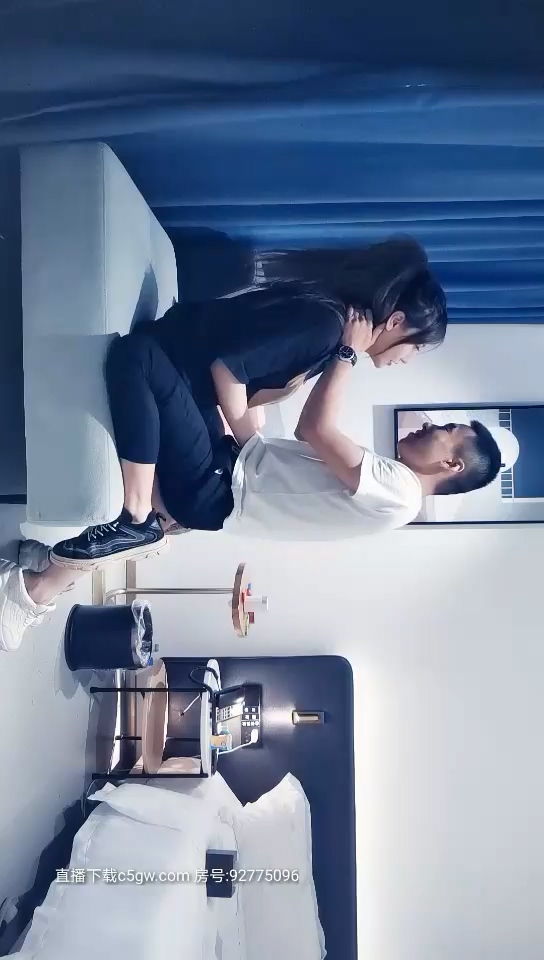 小哥3500元網約魔鬼身材網紅臉氣質大美女，妖豔性感，顏值高，迫不及待吃奶操逼，69，胸推各種體位幹