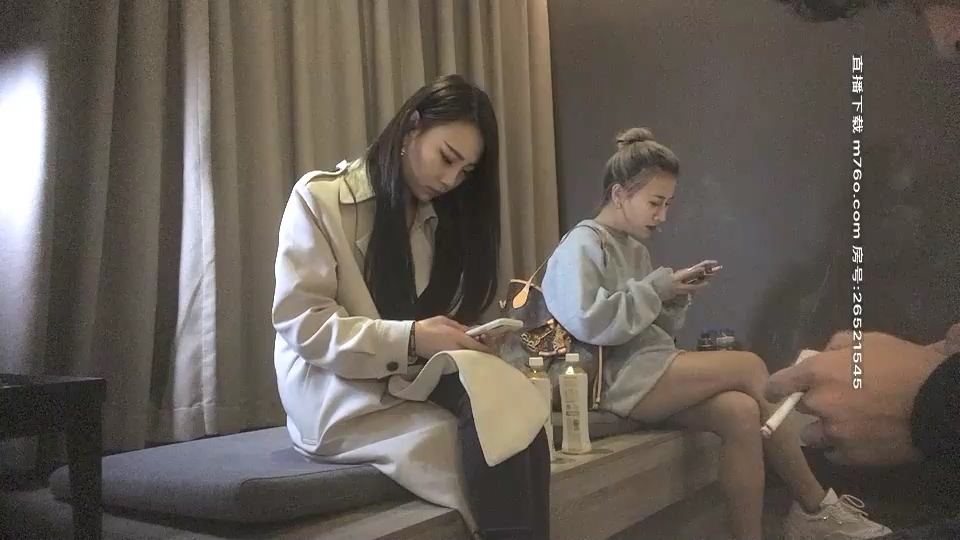 91沈先生深夜場約了兩個妹子留一個啪啪，按摩推背口交後入抽插猛操對著鏡頭表情可見