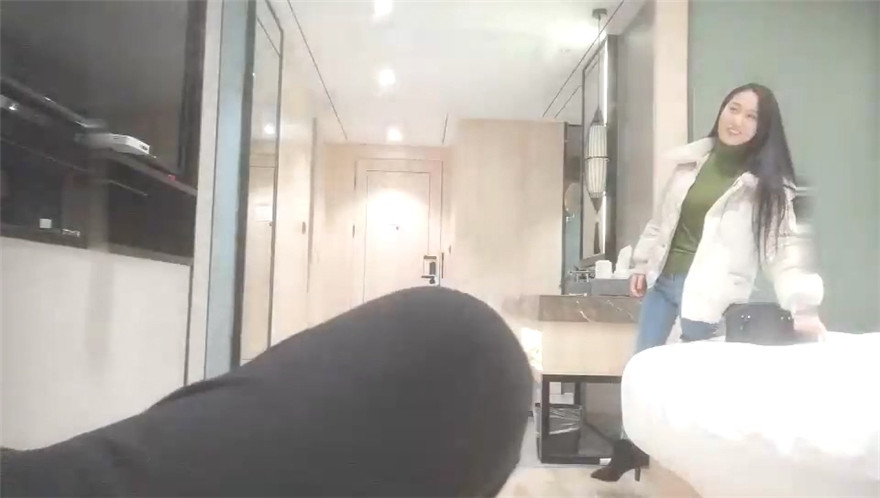 肥豬哥酒店深夜約炮極品週邊美女 換上學生制服啪啪啪