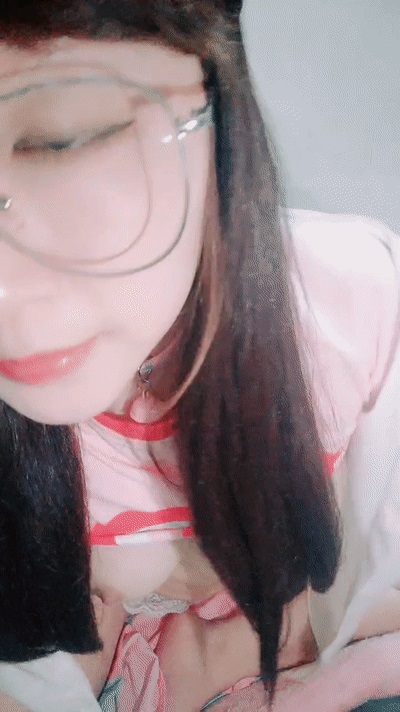 今日剛播眼鏡小萌妹堅挺白嫩美乳，撥開內褲掰穴， 揉捏奶子給你們看逼逼