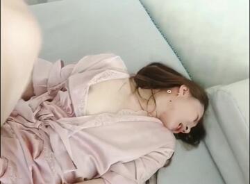 上面在玩吃雞下面美女吃JB ，極品美女趴在桌子下口交 ，吸吮大屌用腳磨蹭小穴 ，頂級蜜桃臀 ，騎乘抽插