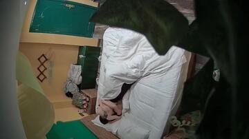 主題酒店偷拍大學生情侶操逼妹子反客為主騎在身上脫掉褲子用JB磨蹭小穴一下挺入抱著猛操叫的大聲不知道是疼是爽