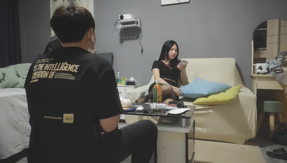 專約老阿姨，今夜換週邊，2600網約漂亮女神 ，沙發女上位激情四射，兄弟圍觀尤物高潮