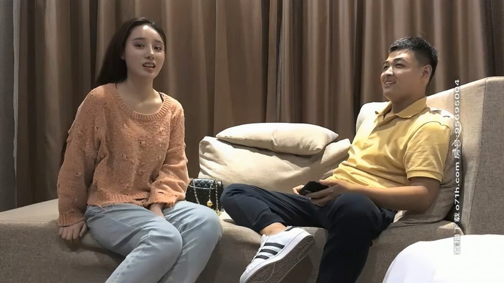 男爵精品探花約啪性格文靜乖巧週邊女，身體很敏感，水多耐操