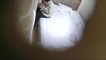 2022火車站小旅店針孔偸拍又一對出軌偸情男女白嫩美女邊聊天邊擼J8愛不釋手整硬就開始肏連續幹了2炮給力