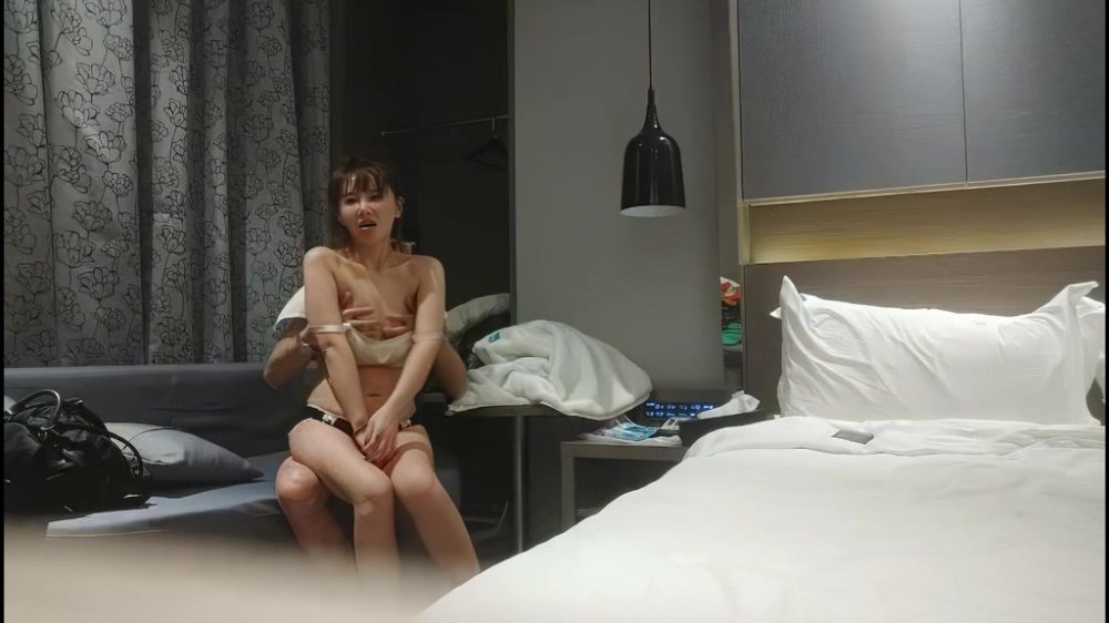 [MP4/1996MB] 高品質探花，白衣兼職小妹操哭，持續輸出爆插，操的妹子受不了要退單，給口一下再幹5分鐘