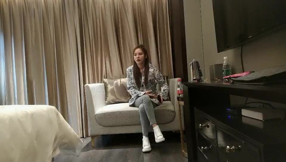 高馬尾網紅週邊美女，牛仔褲修長美腿，小夥很滿意，拔下內衣一頓親，撥開內褲舔小穴，吸吮大屌，上位騎乘正入爆操【MP4/746MB】