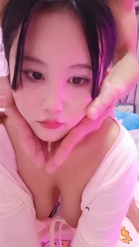 [MP4/446MB] 短髮漂亮大眼妹妹，奶奶不小角度姿勢很嫻熟多方位口交，只留了一撮陰毛，后入操的奶子亂顫