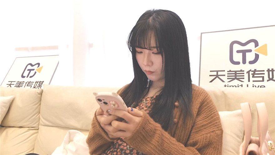 天美傳媒 TM0155 快遞小哥送貨上門 看到漂亮學生妹 心生歹意推到【MP4/600MB】