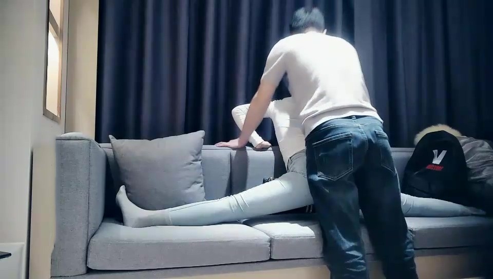 [MP4/291MB] 高價約操極品週邊女神，練舞蹈牛仔褲一字馬，顏值身材超級棒，老哥饅頭舔逼