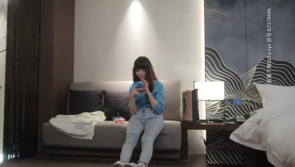 【黃先生探花】眼鏡男約了個藍衣妹子酒店TP啪啪，連體情趣網襪黃狗撒尿姿勢舔蛋猛操