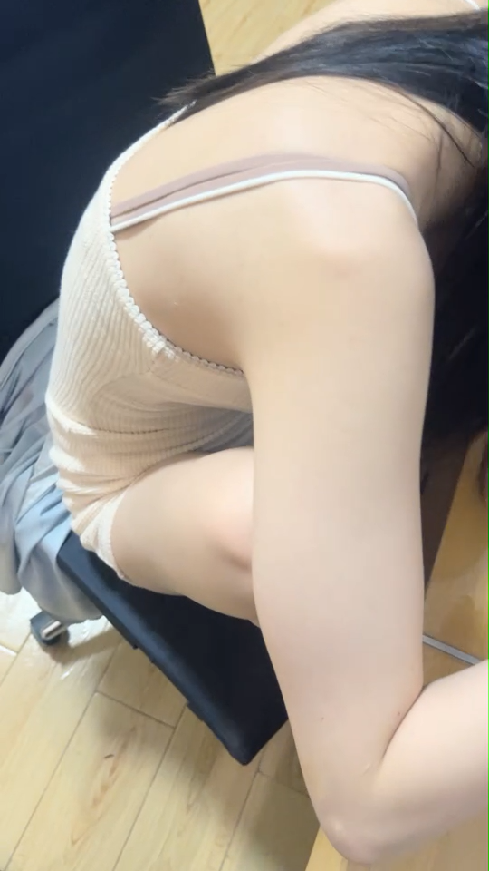 榨精少女&不良人高挑長腿蘿莉，挺瘦的但是奶子還挺大，史上最乾淨的小穴之一