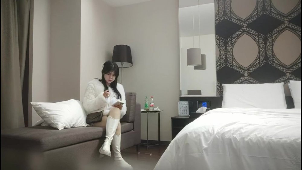 用利抽插白靴美腿肉感美女，吸吮深喉活不錯，人肉打樁機爆插，搞得妹子4-5次高潮