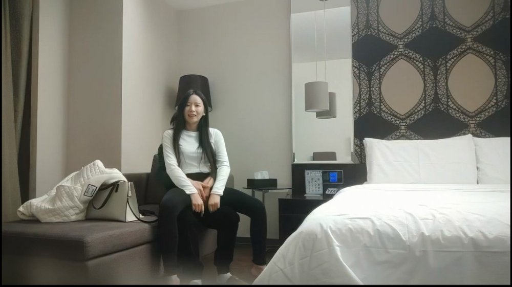 用利抽插極品白衣週邊女神，美腿黑絲屌摸穴，騷的很一直喊爸爸，人肉打樁機