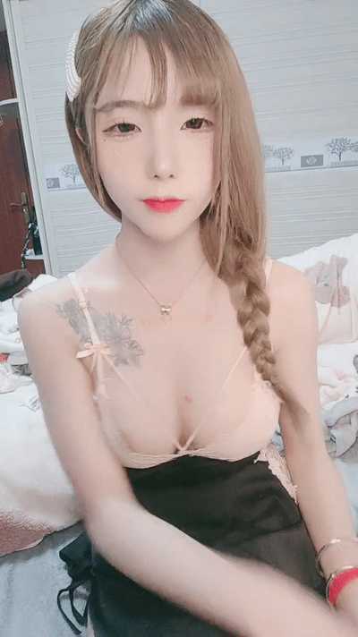 顏值身材完美網紅級美妞，近日下海露逼小秀，堅挺美乳一線天饅頭穴，單腿黑絲撩起裙子