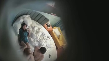 主題酒店情趣房拍攝到的健壯腹肌小夥與女友開房愛愛 抱在一起互舔調情扶著屁股後入爽的欲仙欲死 露臉高清