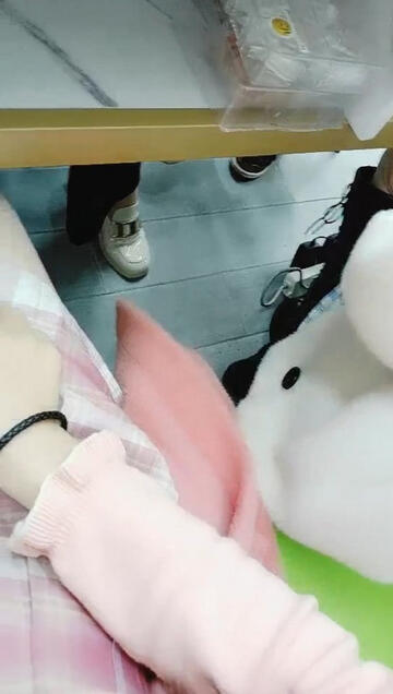 ✿跳蛋歷險記✿ 極品川妹真空跳蛋做美甲 在眾人面前偷玩太刺激了 寸止高潮我不行了~不要眨眼~瞬間潮吹傾瀉狂噴3米遠