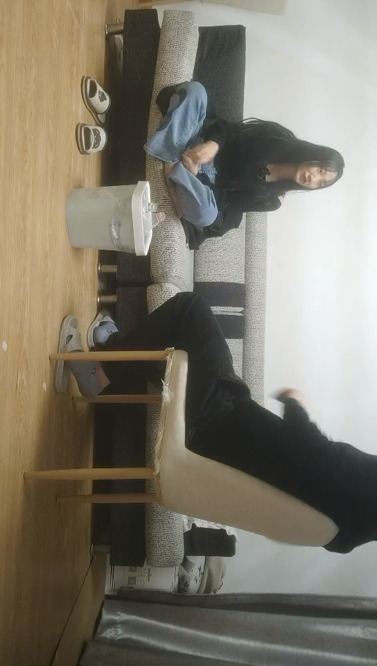 冒險雷探花，21歲漂亮小姐姐，膚白貌美，沙發上倆人相談甚歡，小夥摳逼爽得她渾身顫抖
