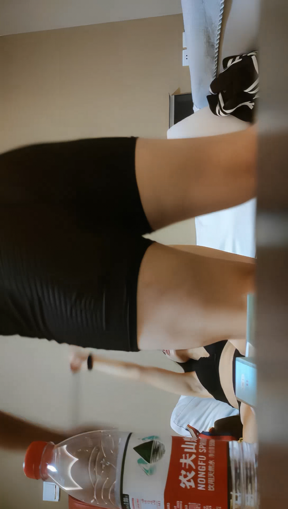 小婊無情，今夜極品良家少婦，因為著急回家帶孩子，九點鐘就開始乾，風騷饑渴